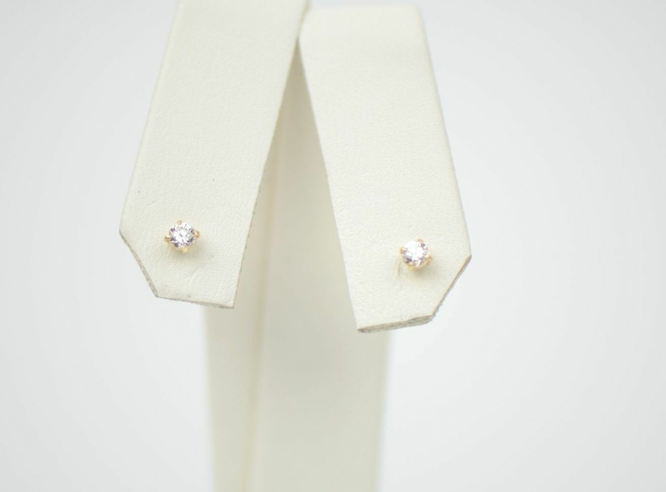 CZ Stud Earring Round cut in 14k yellow gold Screw back
